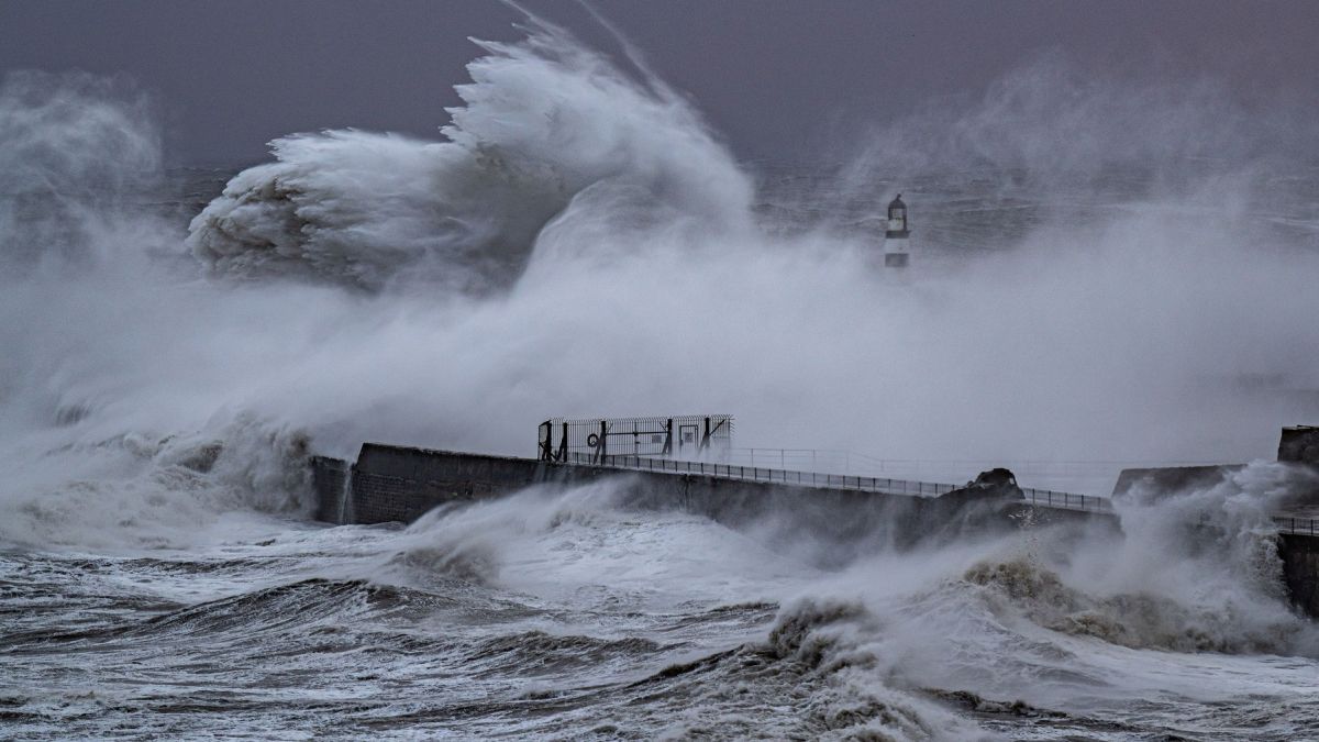 Marea Britanie: Vântul bate cu 160 de km pe oră. Oamenii au fost sfătuiți să stea în casă 
