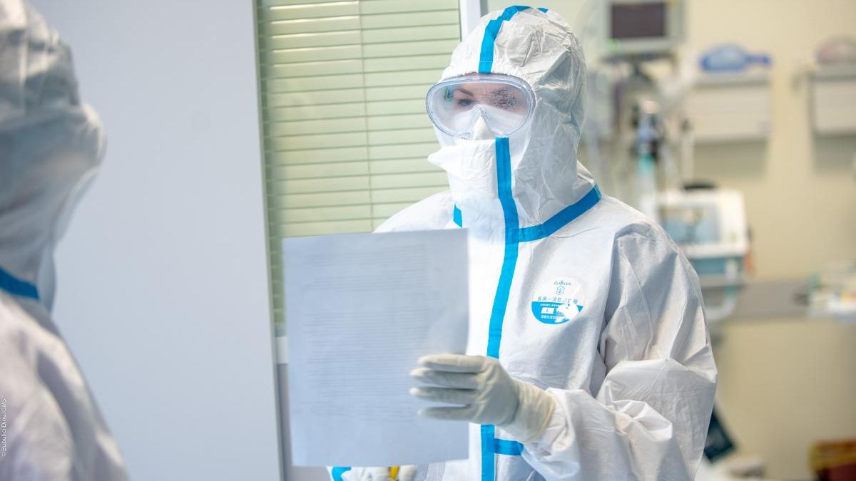Medicii și farmaciștii rezidenți, dar și studenții la medicină, vor primi burse dacă se vor implica în lupta cu COVID-19. Suma alocațiilor