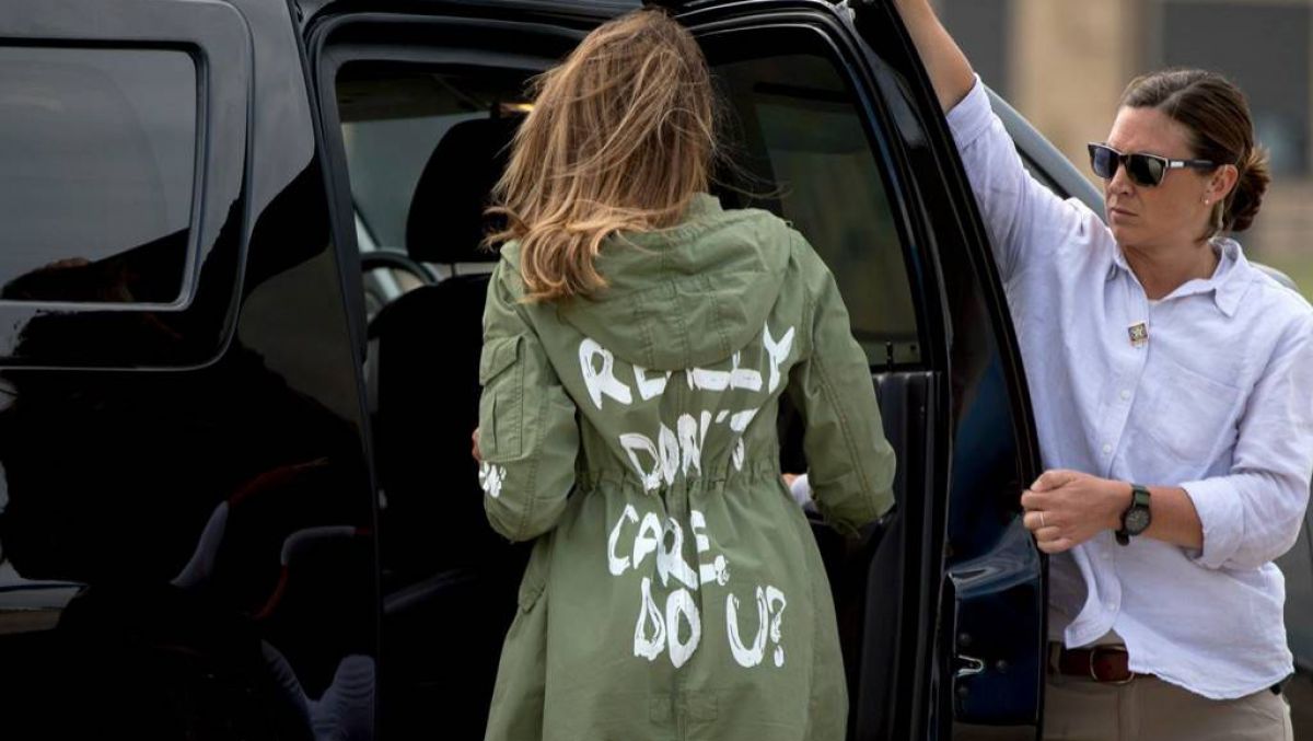 Melania Trump a mers la un centru de copii separați de părinți cu o haină cu inscripția „Nu-mi pasă”