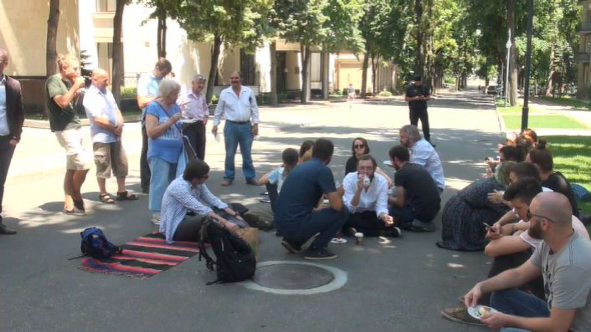 Membrii Occupy Guguță, din nou la protest. Și-au adus un covor național și prânzul în fața Președinției