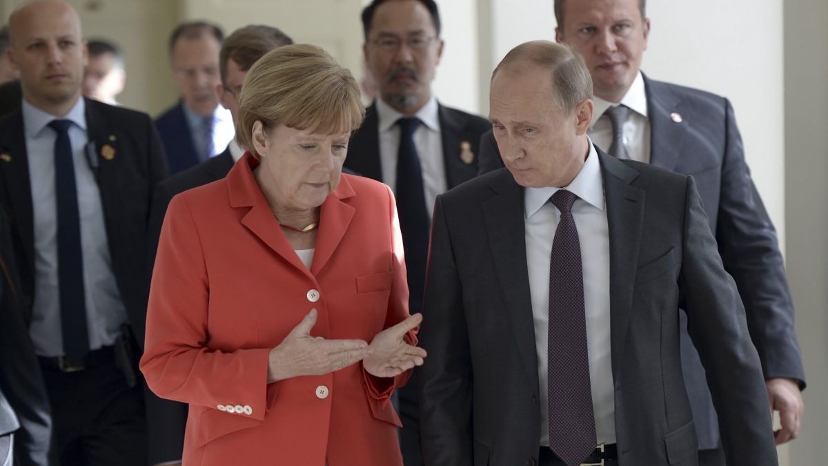 Merkel îndeamnă Rusia „să investigheze de urgență” otrăvirea lui Navalnîi