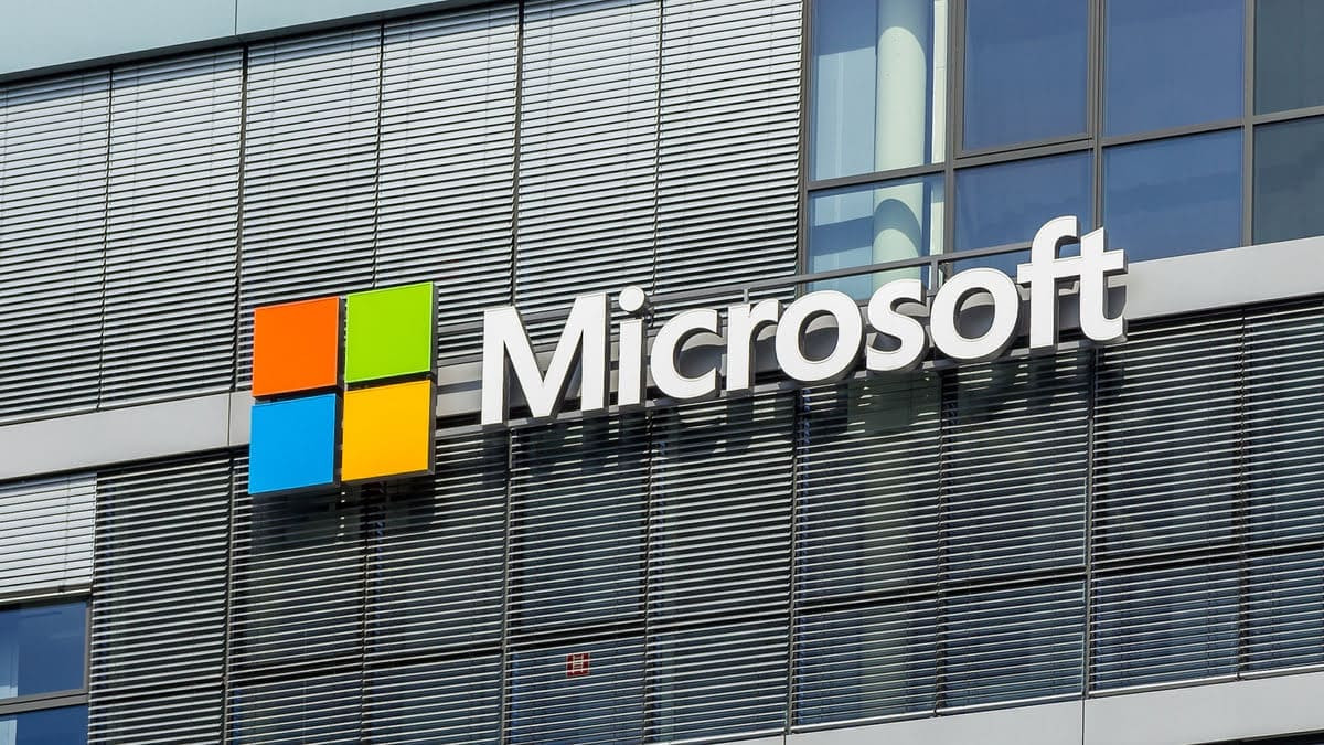 Microsoft examinează introducerea programului ChatGPT în aplicațiile Outlook, Word și PowerPoint