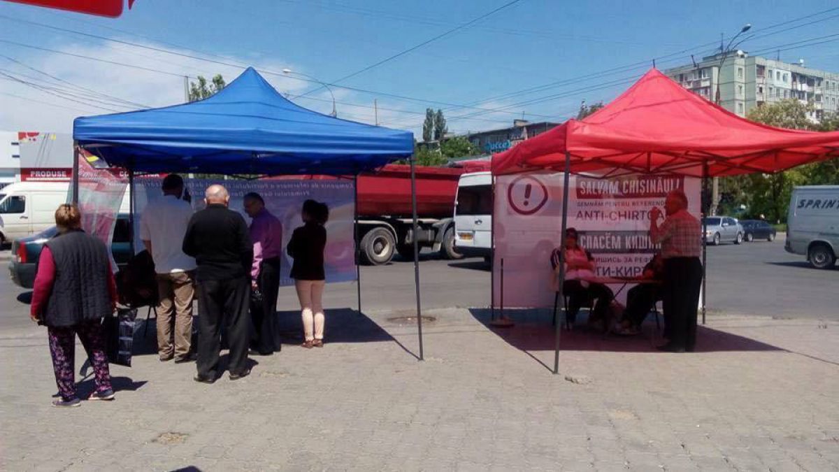 Mihai Ghimpu, poză comparativă de la corturile PL și PSRM: Socialiștii fumează invidioși în colț
