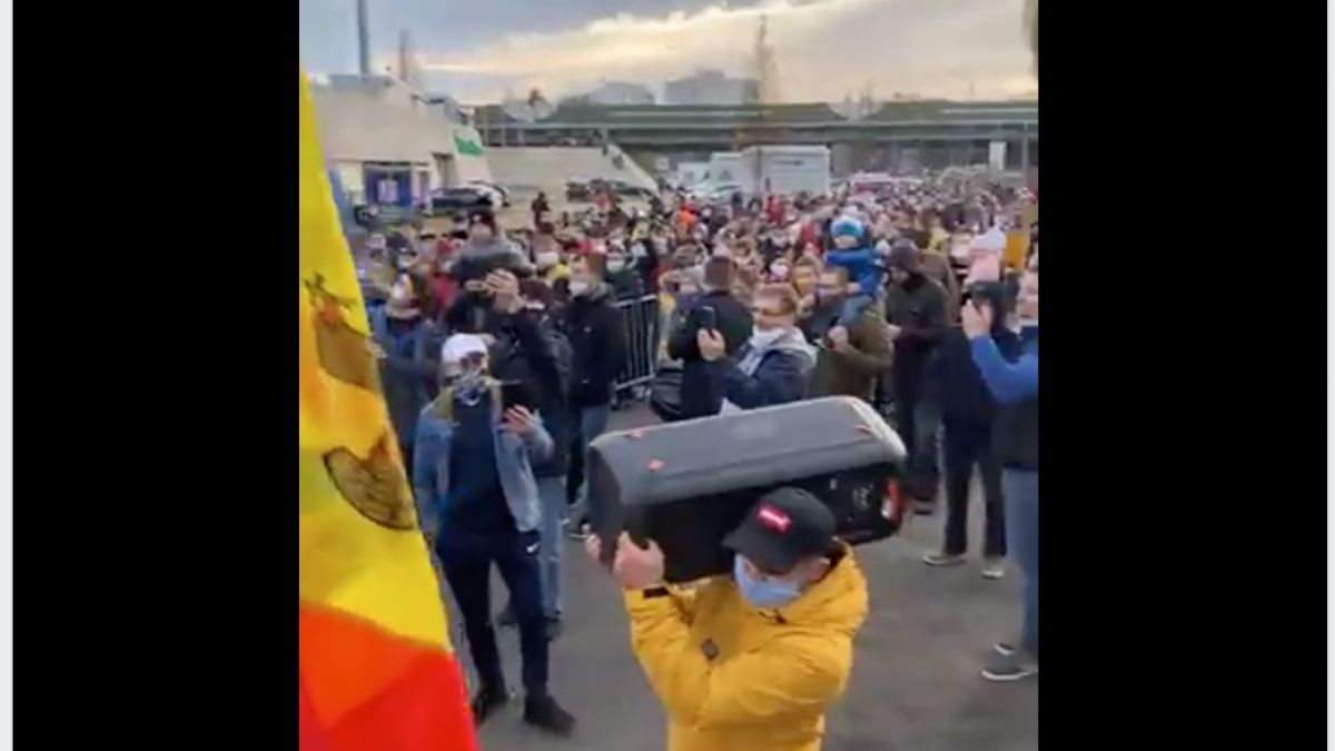 Sute de moldoveni stau în rând la secția de votare din Frankfurt. Tinerii au adus boxe din care răsună muzica populară (VIDEO)