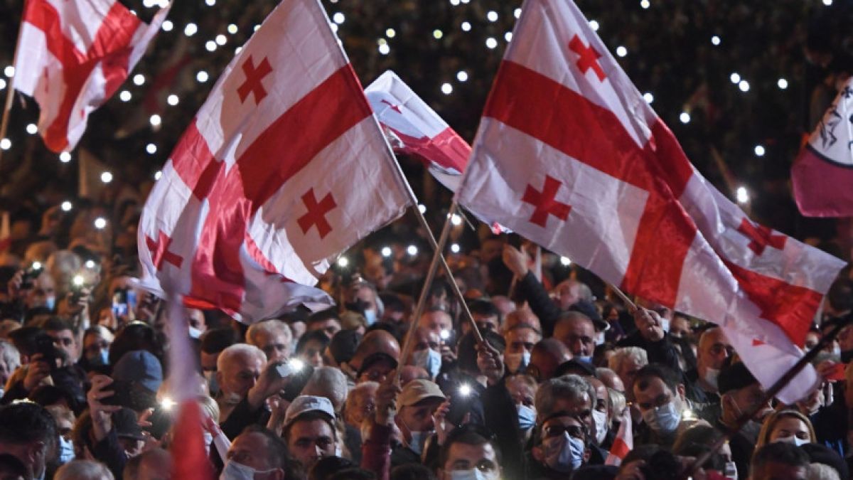 Mii de oameni au anunțat o „grevă a foamei în masă” la Tbilisi și au cerut eliberarea ex-președintelui Mihail Saakașvili