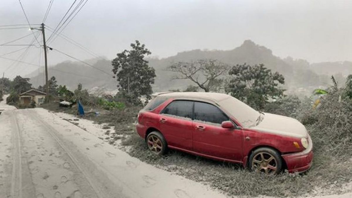 Mii de oameni au fost evacuați, iar casele și străzile sunt acoperite de cenușă. Consecințele erupției vulcanice care a lovit insula Saint Vincent