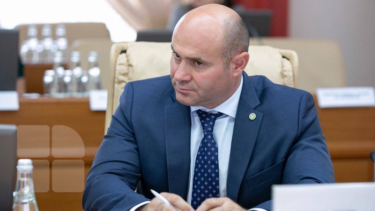 Ministrul de Interne primește o pensie de 6.400 de lei, după un proces de judecată cu CNAS. Iată care a fost nemulțumirea