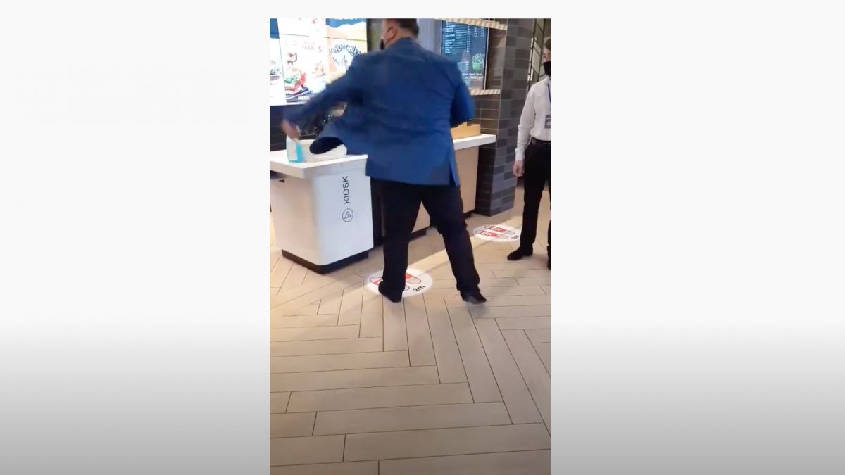 Ministrul Justiției promite să intervină în privința unui avocat care ar fi înjurat angajații unui local. Totul a pornit de la o mască (VIDEO)