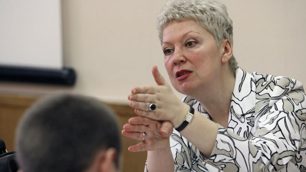 Ministrul rus al Educaţiei propune revenirea la alfabetul chirilic în tot spațiul CSI