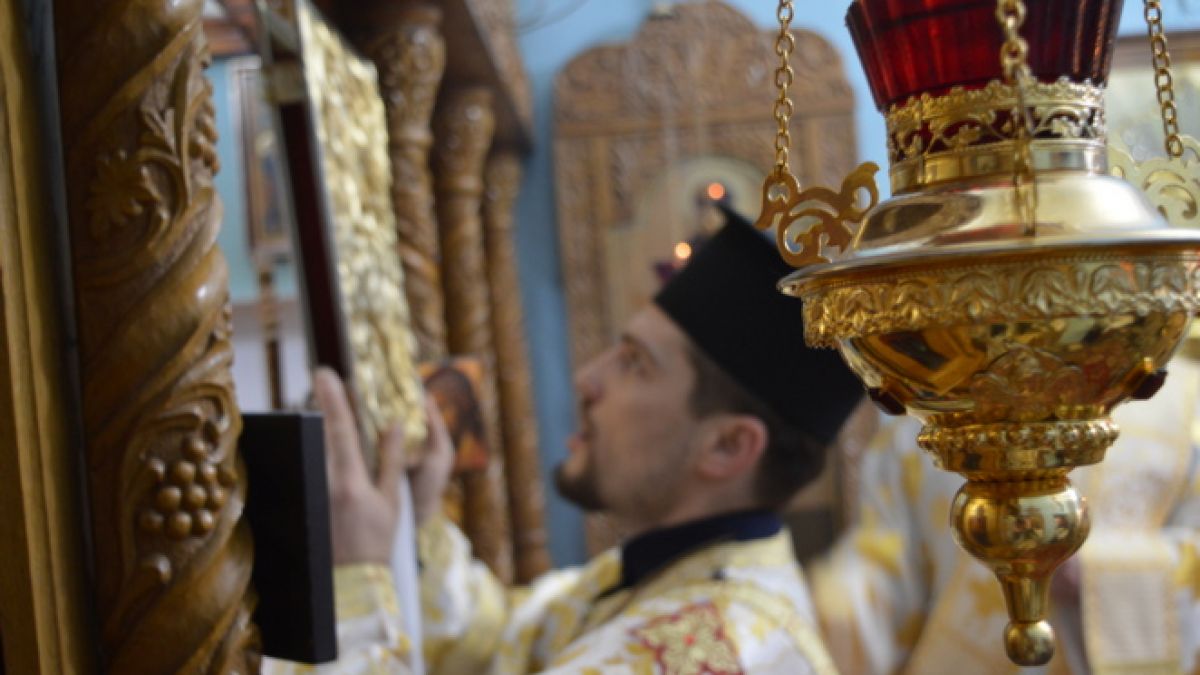 Mitropolia Basarabiei îi cere premierului să revizuiască hotărârea privind sistarea slujbelor