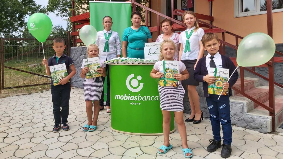 1000 de copii din toată țara, care au mers în clasa întâi, au primit două cărți suplimentare, cadou de la Mobiasbanca