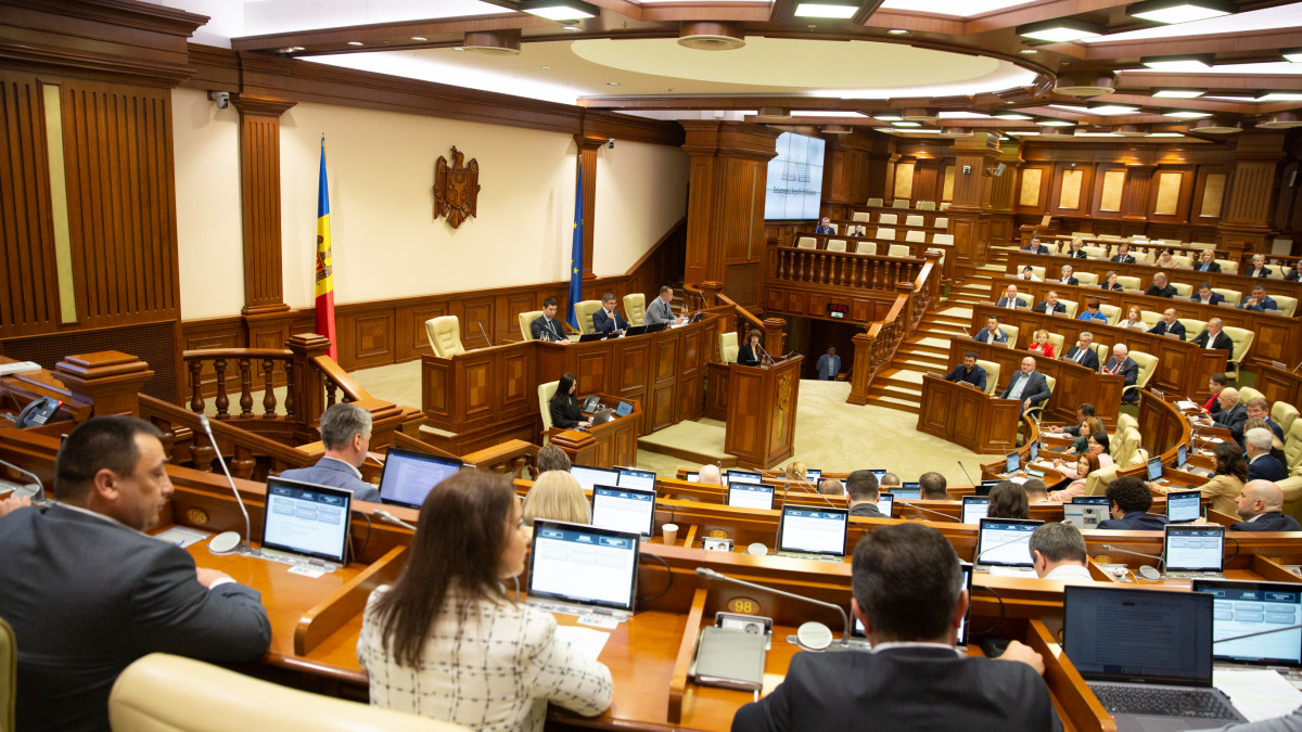 Modificări la programul cu FMI, aprobate în prima lectură.  Parlamentul a votat majorarea asistenței financiare pentru țara noastră
