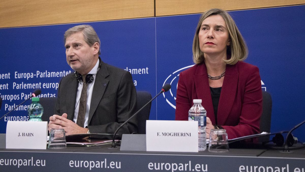 Mogherini și Hahn, în unison: Așteptăm ca autoritățile să ia măsuri pentru respectarea rezultatelor alegerilor