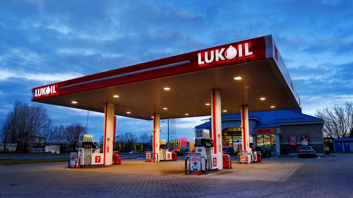 Mold-street: Lukoil ar căuta să vândă activele sale din Republica Moldova și România