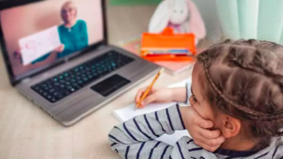 Moldova intră în Cod Roșu: Toate școlile, de luni, trec în regim online pentru o perioadă de două săptămâni. Ce alte restricții au fost impuse