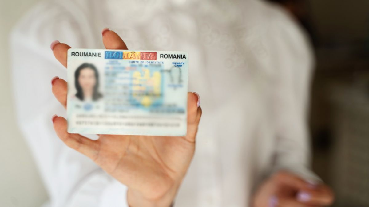 Moldovenii cu cetățenie română nu mai riscă să-și piardă buletinul, dacă nu locuiesc pe teritoriul României