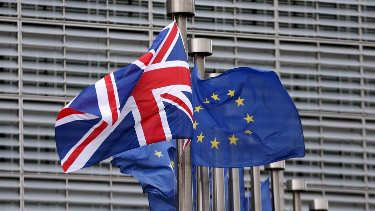 Moldovenii cu pașaport român nu vor mai putea circula liber în Marea Britanie după martie 2019