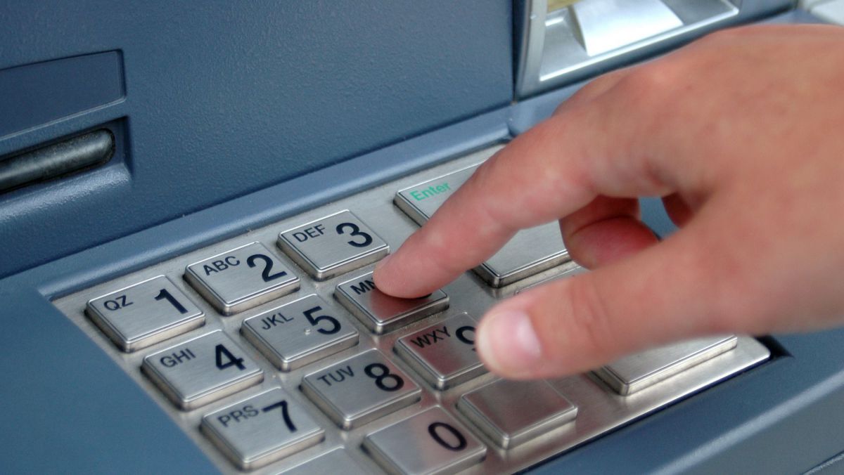 Moldovenii retrag mai mult cash de la bancomate: În 2015 suma a depășit 30 miliarde de lei