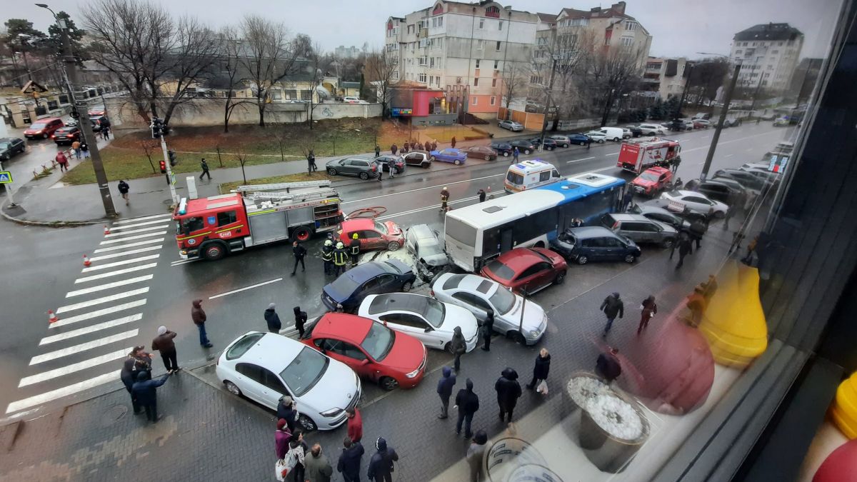 MoldStreet: „Circa un milion de lei a plătit Primăria Chișinău pentru autobuzul ce a avariat 15 automobile”