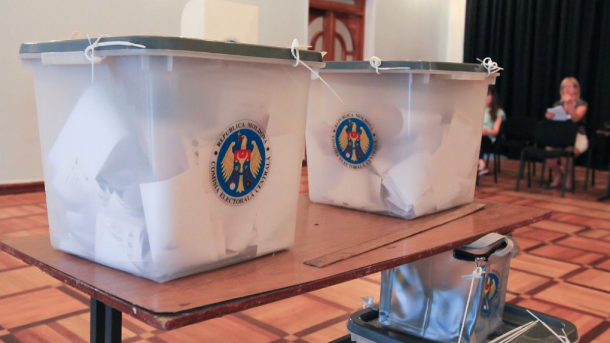 Momente trăsnite de la votare. O bătrână a rupt buletinul pentru că nu a înțeles întrebarea și alte „cazuri reale”