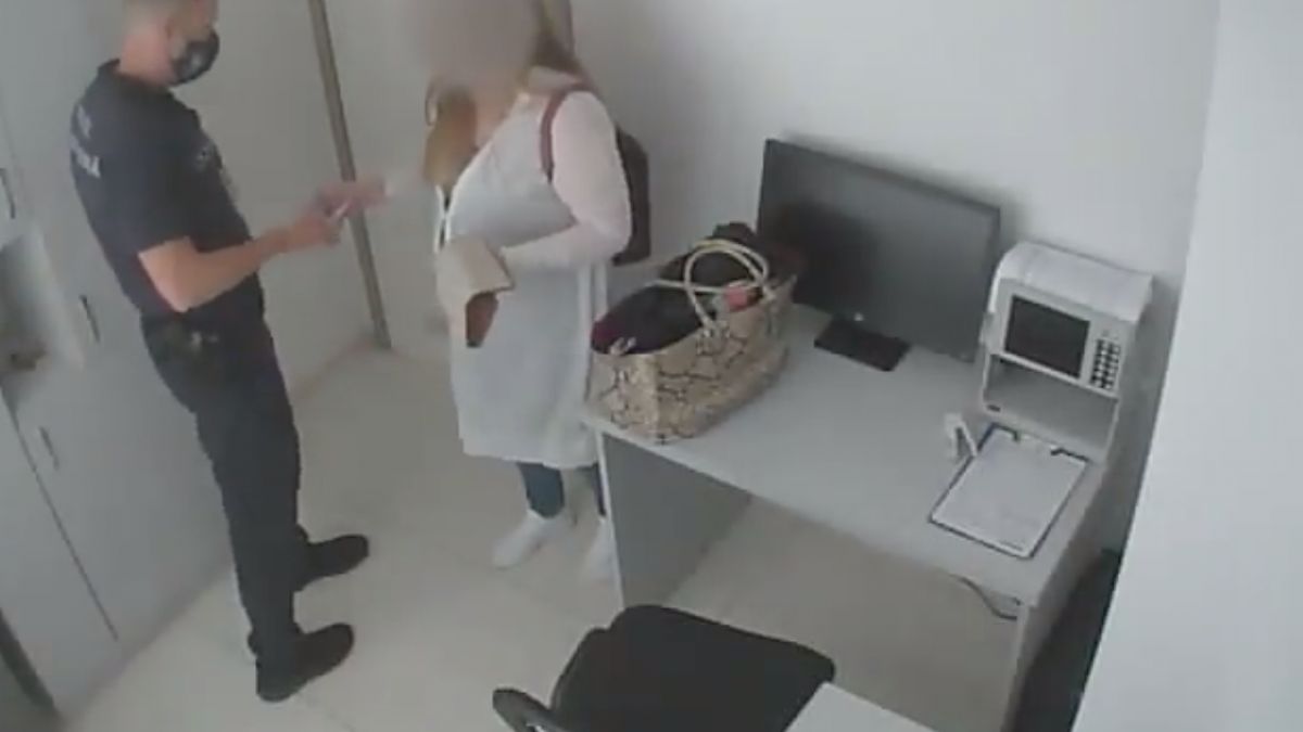 Momentul în care angajați ai Poliției de Frontieră, aflați la Aeroportul Internațional, ar fi cerut bani pentru teste COVID-19 presupuse ca fiind false (VIDEO)
