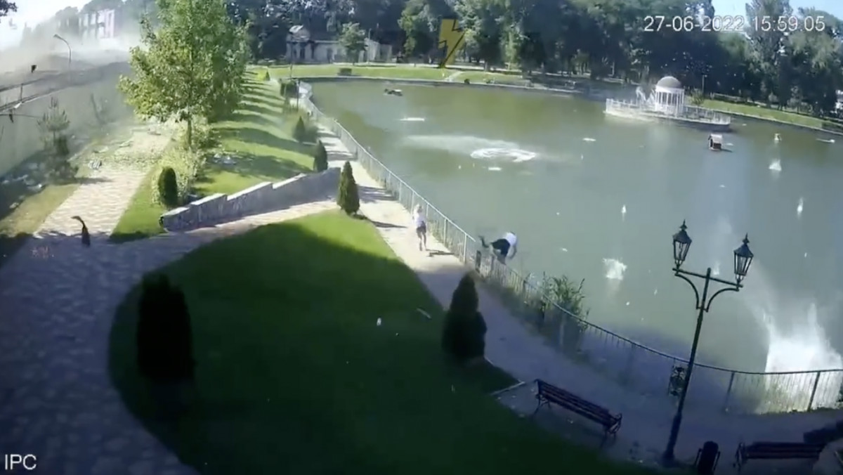 Momentul în care centrul comercial din Kremenciuk este bombardat de armata rusă, surprins de camerele de supraveghere (VIDEO)