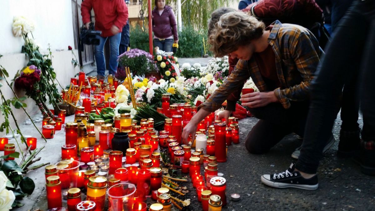 FOTO. Monument în memoria victimelor de la Colectiv, inaugurat la locul tragediei