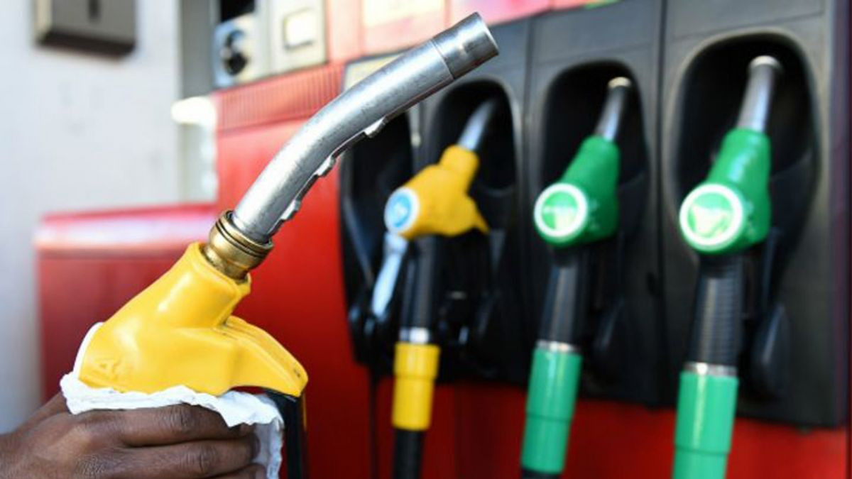 Motorina și benzina se scumpesc cu 25 de bani per litru. Vezi cât vor costa mâine carburanții 
