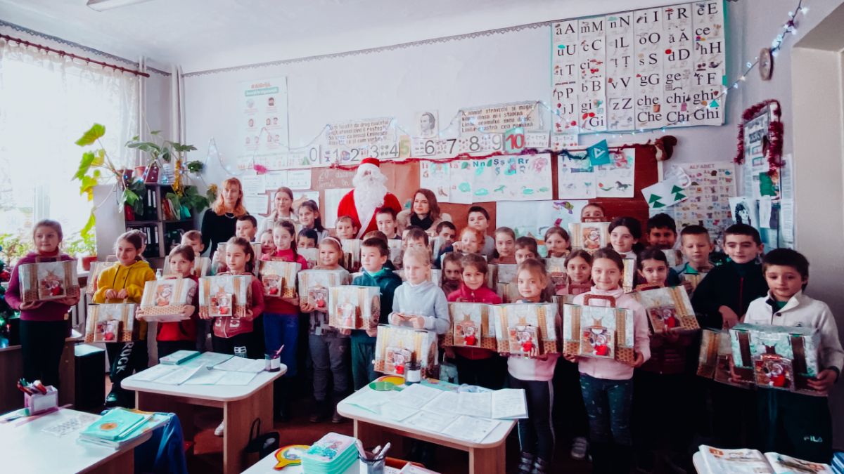 Maib a adus magia sărbătorilor de iarnă copiilor de la Gimnaziul Cristești, Nisporeni (FOTO)