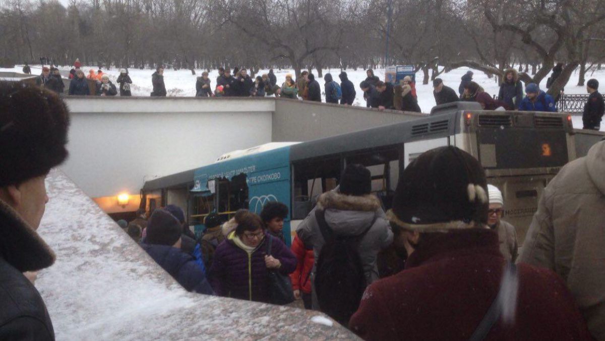 FOTO. Moscova: Un autobuz s-a izbit în mulțime și a intrat în pasajul subteran. Patru oameni au murit