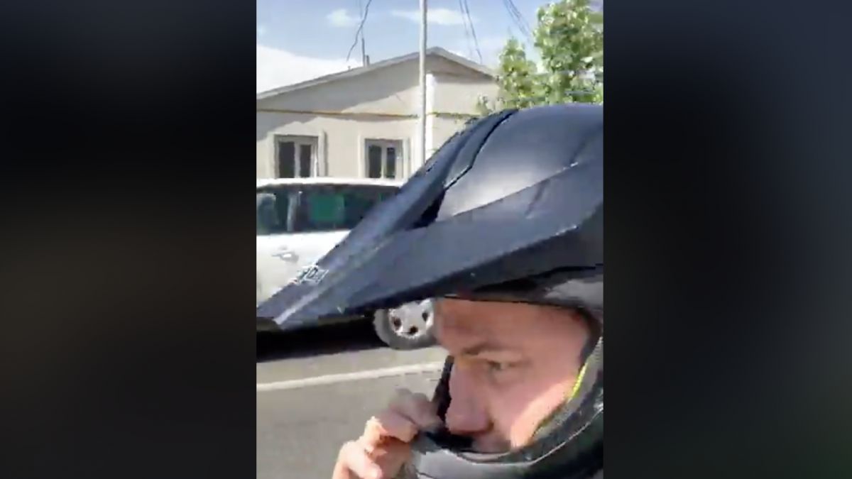 Motociclist, către polițist: „N-am permis. Hai, ce faci? Acțiunea”. Bărbatul, reținut de grupul operativ al IP Centru (VIDEO)