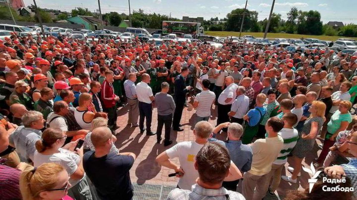 Muncitorii mai multor întreprinderi din Belarus au ieșit în stradă (FOTO, VIDEO)