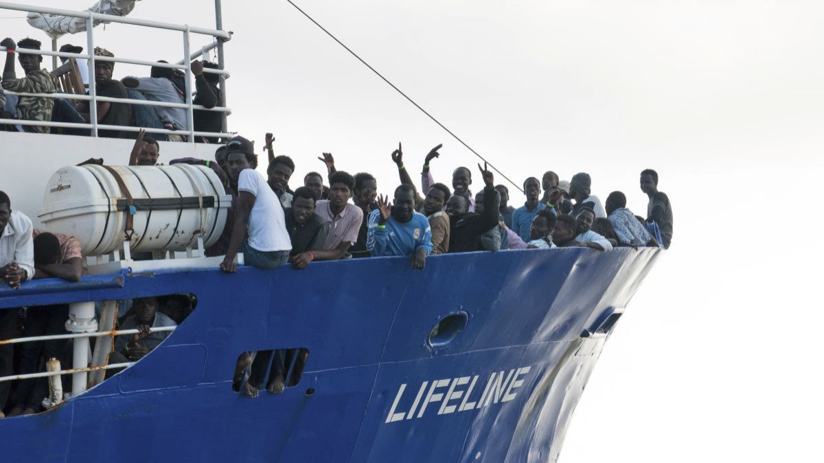 Nava cu peste 200 de migranți la bord a ajuns la mal, după o săptămână de așteptări în larg