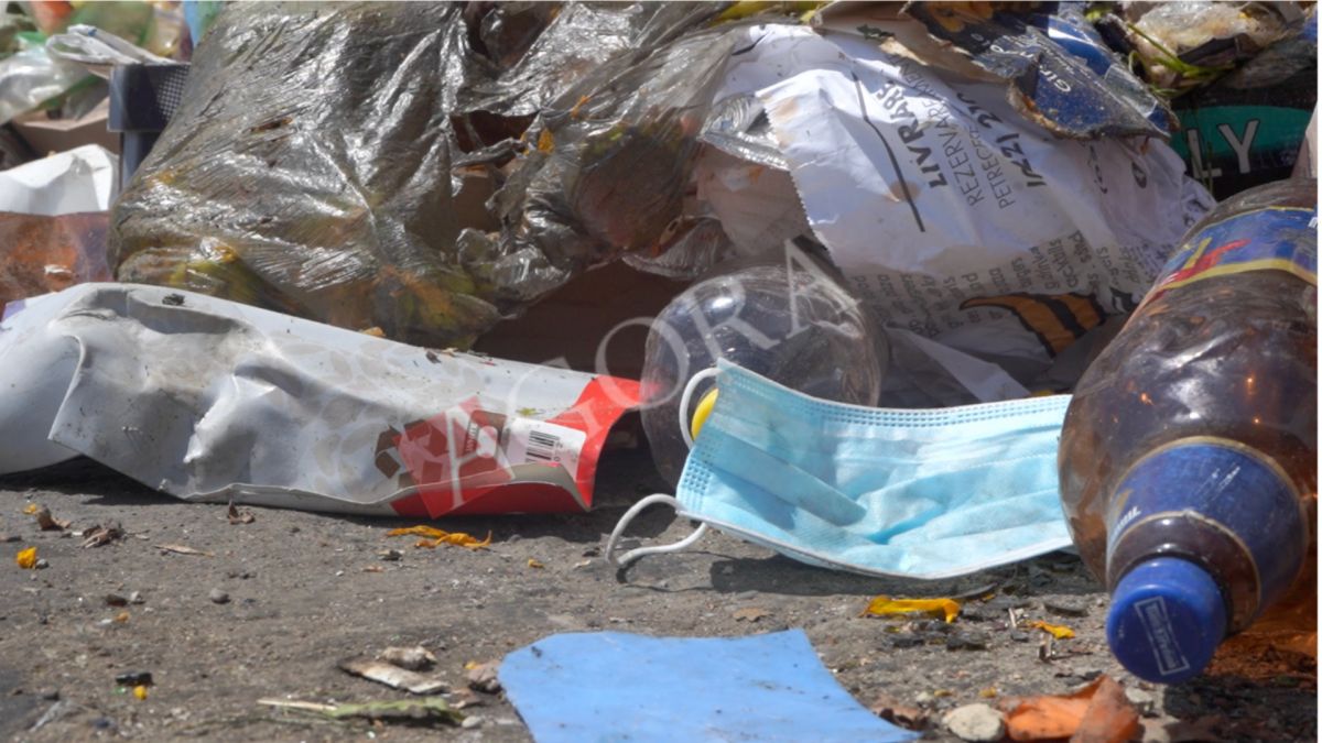 Ne protejăm, dar uităm de mediu. Măștile, mănușile și recipientele pentru dezinfectante ajung, zilnic, la groapa de gunoi (VIDEO)