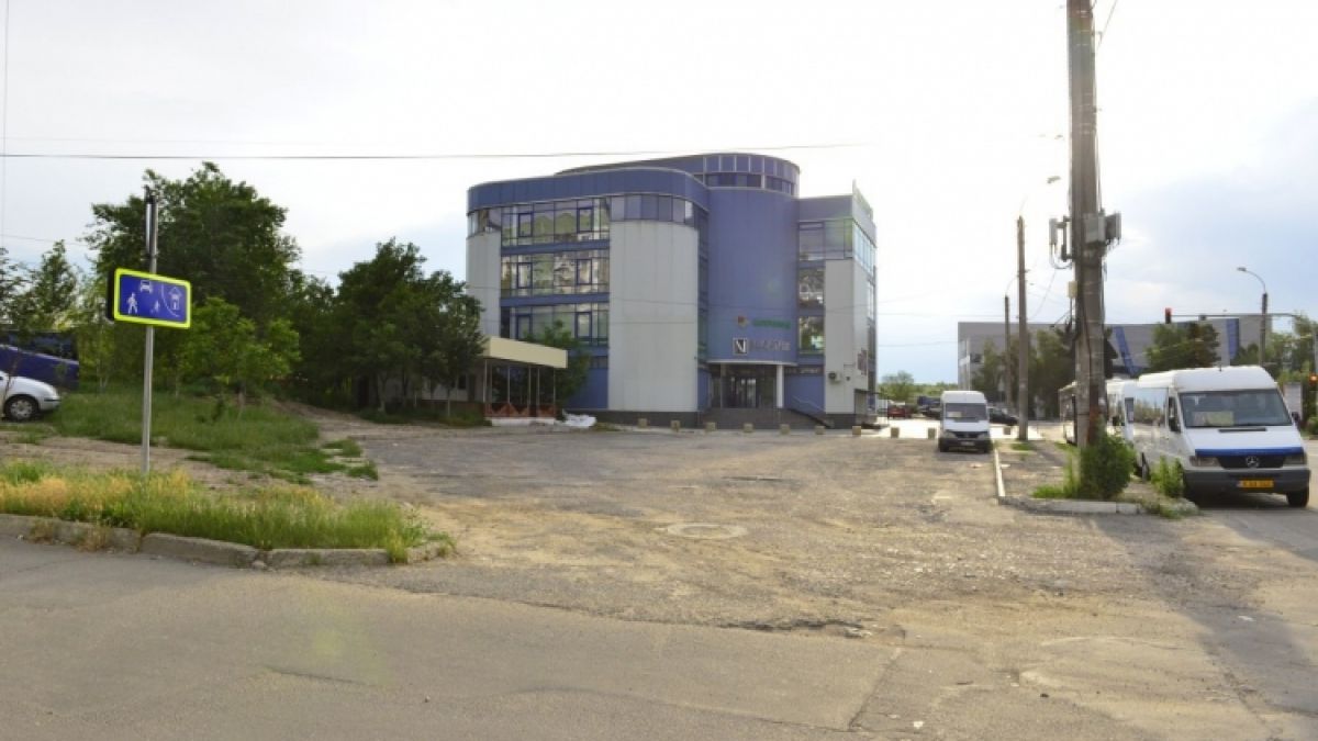 În sectorul Buiucani au început lucrările de amenajare a unui scuar. Autoritățile susțin că acesta va fi gata la sfârșitul lunii iulie