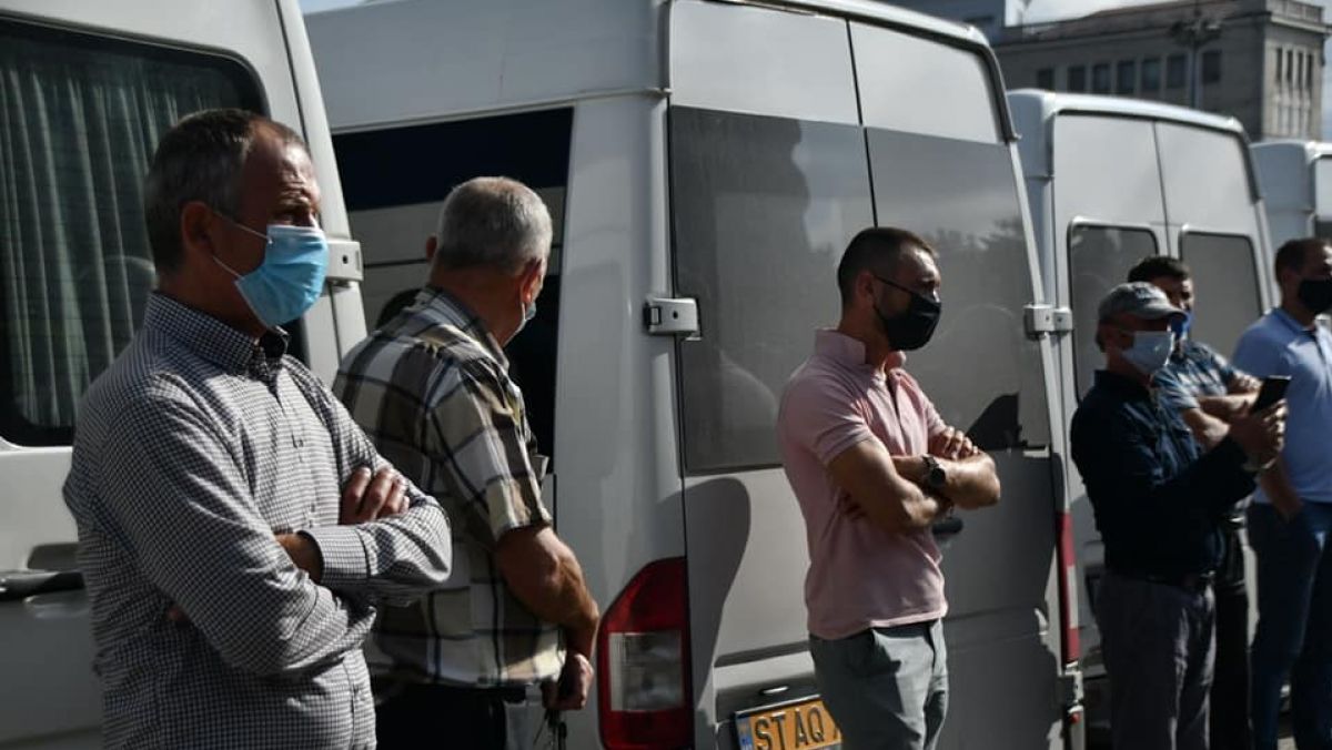 Nemulțumiți de contractul de parteneriat public privat al gărilor auto, transportatorii au protestat în PMAN