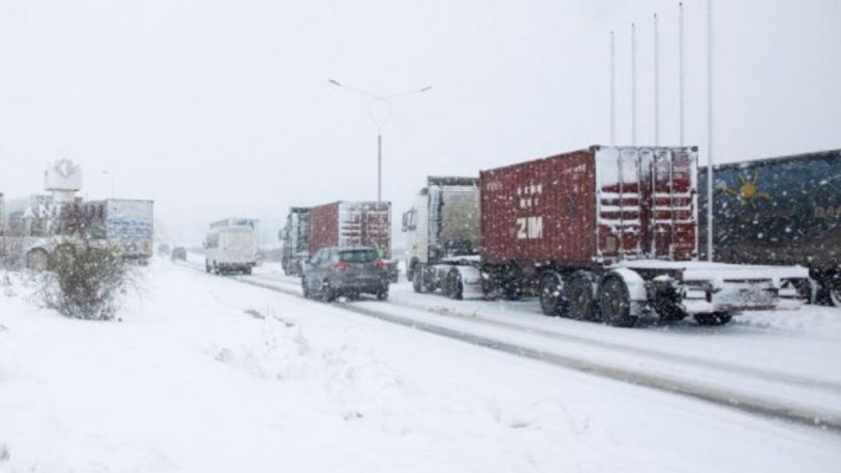 Ninsoarea afectează circulația rutieră: Zeci de autocamioane de mare tonaj staționează pe mai multe porțiuni de trasee din țară