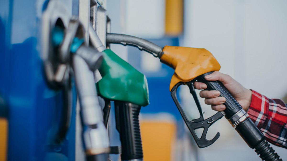 Noi ieftiniri la pompă. ANRE a afișat prețuri actualizate la benzină și motorină