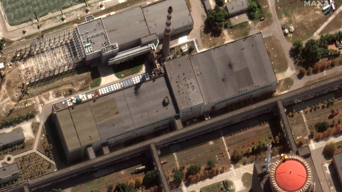 Noi imagini din satelit arată găuri în acoperișul centralei nucleare Zaporojie. Autoritățile pro-ruse acuză Ucraina de atacuri