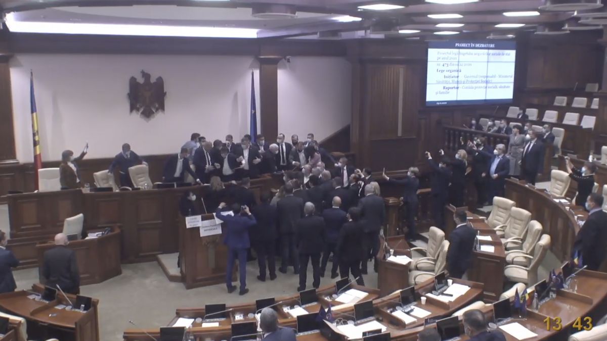 Noi îmbrânceli în Parlament, după ce PSRM și Pentru Moldova au început votarea legilor bugetului (FOCUS)