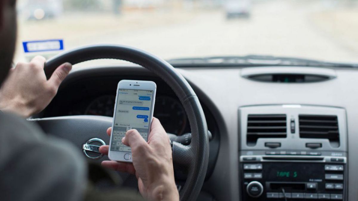 Scrierea mesajelor sau navigarea pe internet la volan, foarte aproape de a fi interzise în R. Moldova. Proiectul de lege votat în Parlament