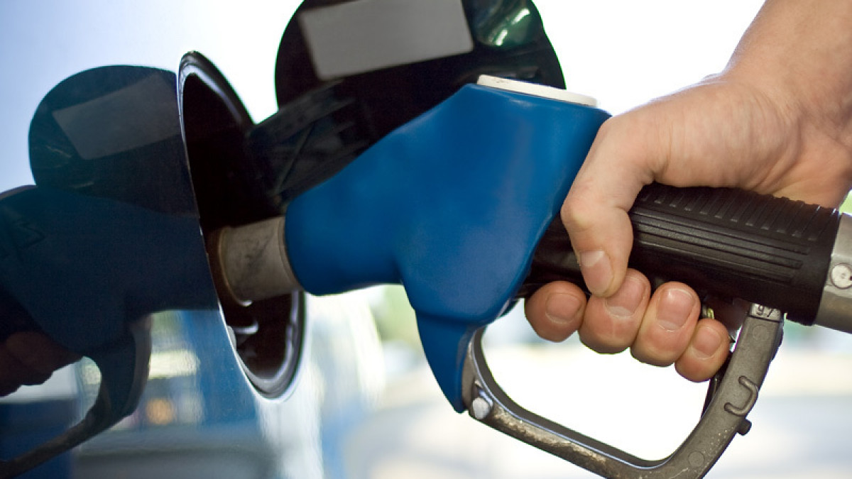 Noi prețuri-plafon pentru carburanți: benzina - mai scumpă, motorina - mai ieftină