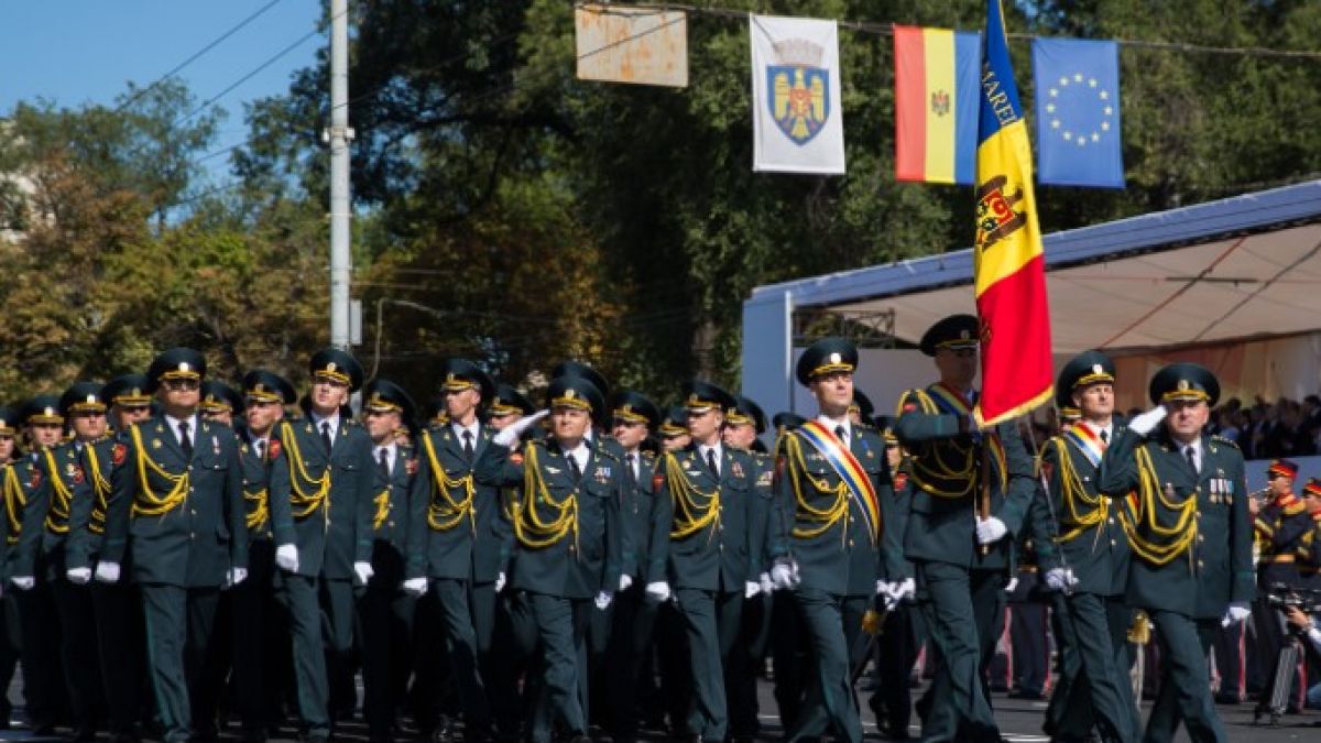 Noile condiții pentru desfășurarea paradei militare din 27 august: „Toți vor purta mască, chiar dacă evenimentul are loc afară”