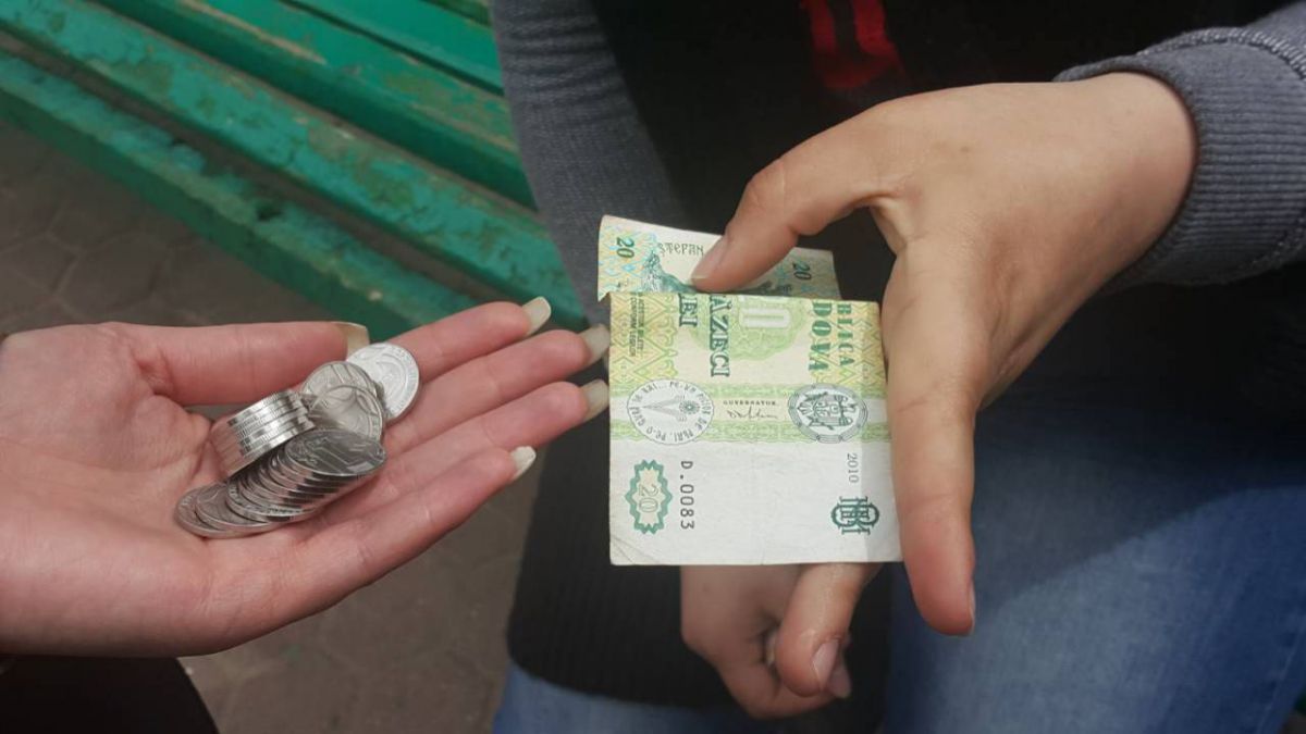 Reacții după introducerea noilor monede: Băncile nu au mașini de numărat, iar taxatorii își caută sacii