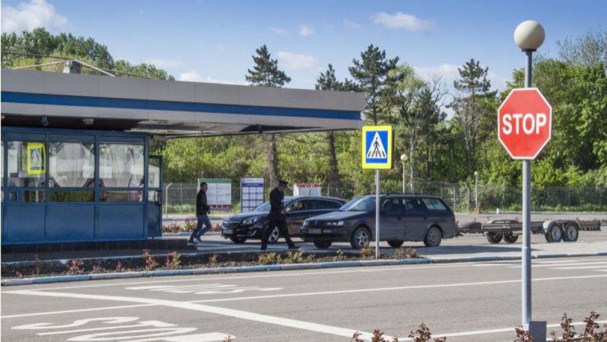 Nouă persoane, reținute într-o operaţiune anticorupţie la Postul vamal Otaci