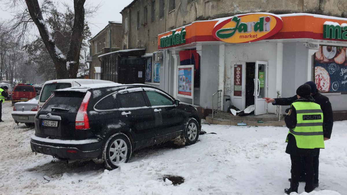 Nu a vrut să-și plătească țigările și a scos explozibilul. Poliția oferă detalii despre deflagrația de pe strada Armenească