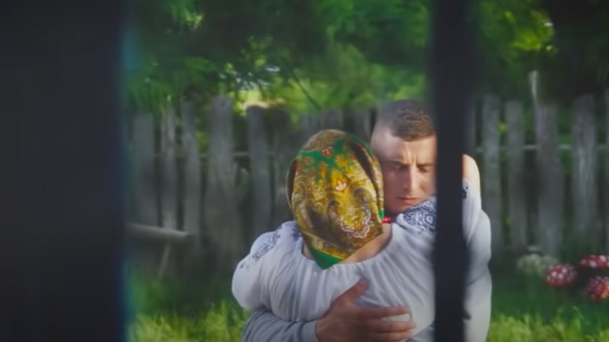 „Nu e vinovată țara” - cântecul care a emoționat sute de moldoveni. Tânărul Anatol Dmitri a lansat și un videoclip pentru această piesă (VIDEO)