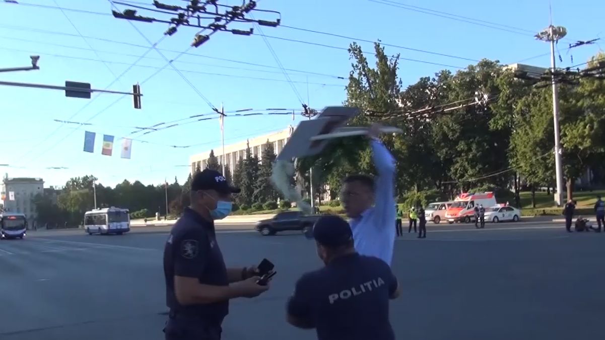 „Nu-l căutați pe dracu”: Chirtoacă, împiedicat de polițiști să depună flori la monumentul lui Ștefan cel Mare înaintea conducerii statului (VIDEO)
