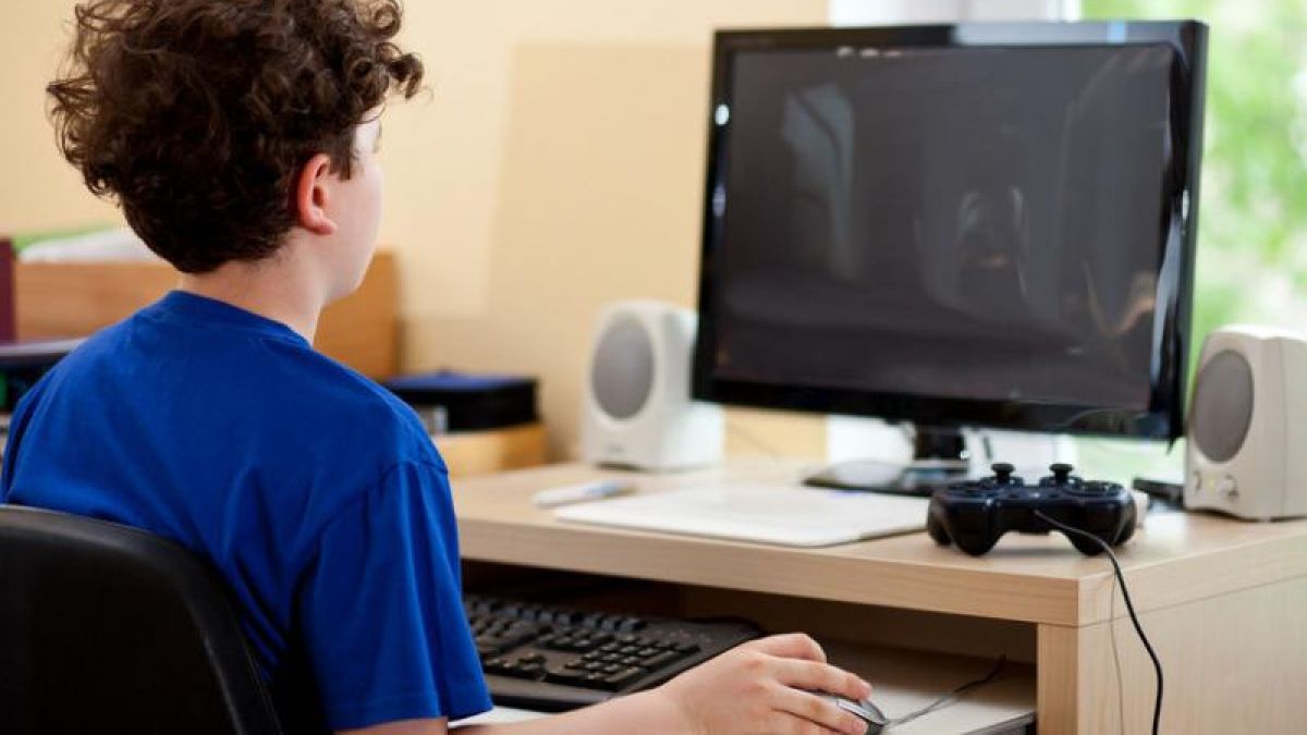Numărul abuzurilor sexuale online asupra minorilor, în creștere. Părinţii, atenţionaţi să supravegheze cum îşi petrec copiii timpul în mediul online