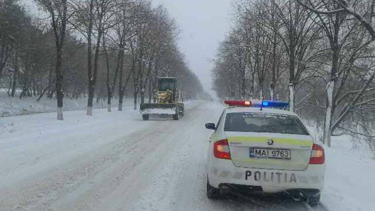 Numărul polițiștilor care vor gestiona traficul rutier s-a mărit odată cu ninsorile